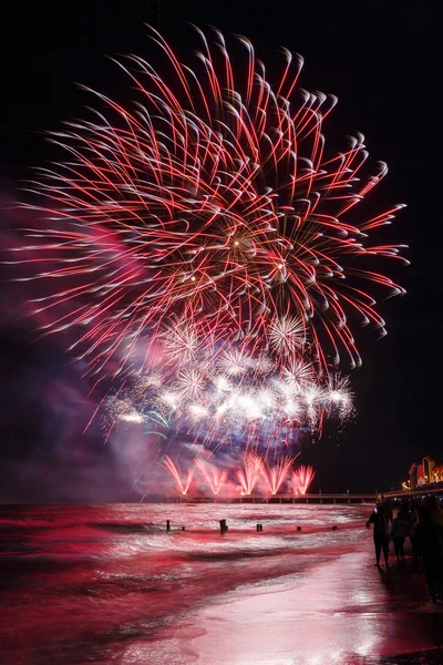 Fuegos artificiales sobre el mar —  Fotos de Stock