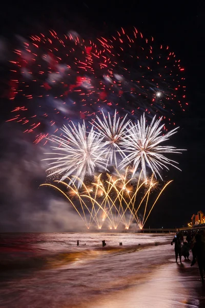 Feuerwerk über dem Meer — Stockfoto