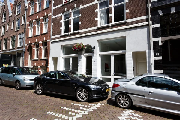 Tesla coche en la calle de Amsterdam — Foto de Stock