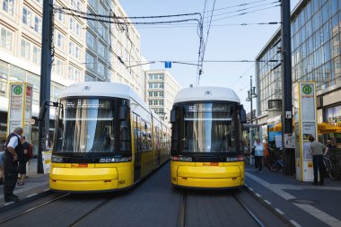 Bir sokak, Berlin iki otobüs