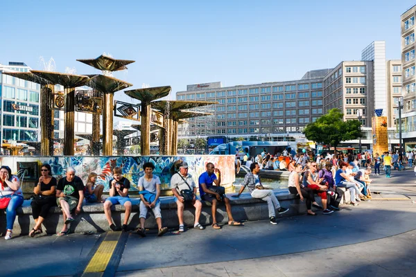 Mensen op Alexanderplatz — Stockfoto