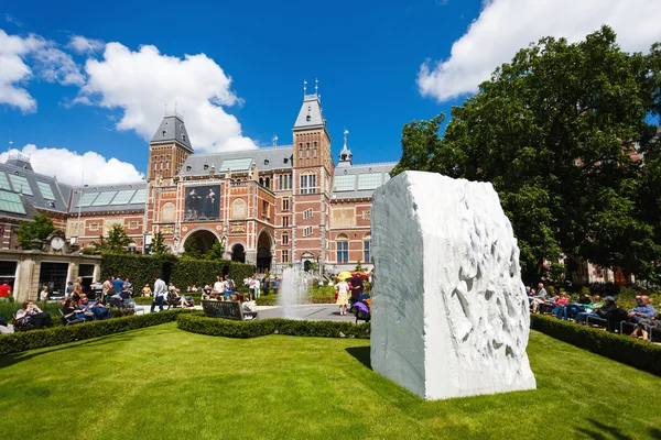 Piedra conmemorativa en un jardín, Amsterdam —  Fotos de Stock