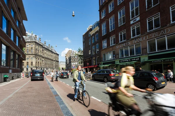 Die radler auf der straße, amsterdam — Stockfoto