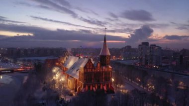 Kışın, gün doğumunda Kaliningrad 'daki Katedral' in hava manzarası