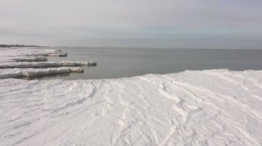 Kışın ortasında Zelenogradsk 'ın donmuş plajı, bir dronun manzarası.