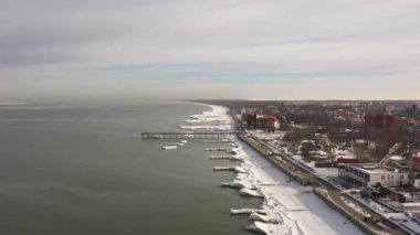Kışın ortasında Zelenogradsk 'ın donmuş plajı, bir dronun manzarası.