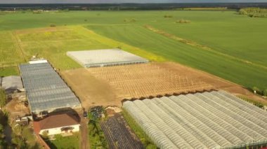 Tarım arazisindeki seralar, insansız hava aracı manzarası.