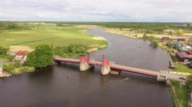 Kaliningrad bölgesindeki Polessk kasabasındaki eski köprünün havadan görünüşü