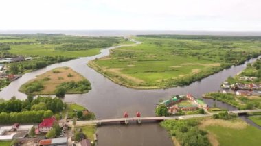 Kaliningrad bölgesindeki Polessk kasabasındaki eski köprünün havadan görünüşü