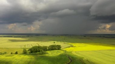 Tarım alanlarının üzerindeki fırtına bulutları, insansız hava aracının görüntüsü.