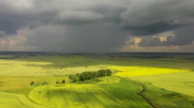 Tarım alanlarının üzerindeki fırtına bulutları, insansız hava aracının görüntüsü.
