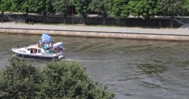 Kaliningrad, Rusya - 17 Temmuz 2021: Zenith futbol kulübü taraftarları Süper Kupa maçından önce teknede iyi eğlenceler