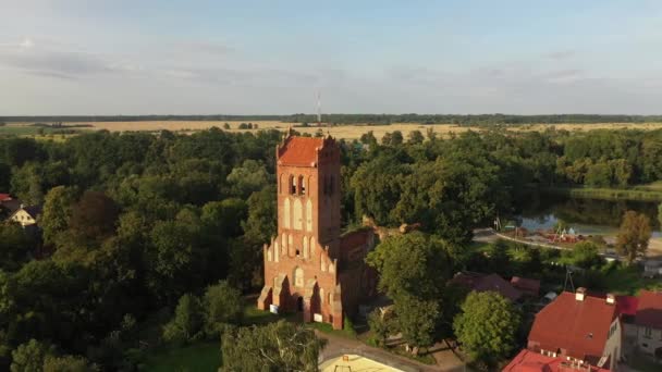 Aérea Las Fachadas Restauradas Ciudad Zheleznodorozhny Fondo Una Antigua Iglesia — Vídeos de Stock