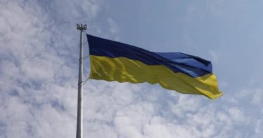 Mavi gökyüzünün arka planında Ukrayna Bayrağı