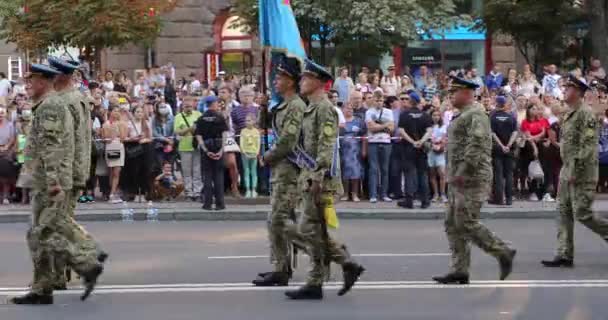 2021年8月20日 乌克兰基辅 在乌克兰宣布独立30周年之际举行阅兵式 军队行军 — 图库视频影像