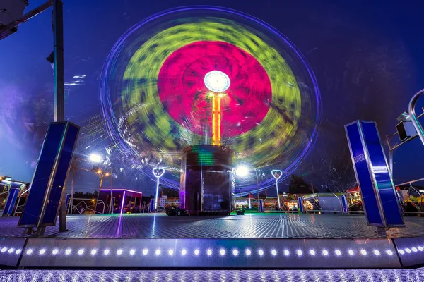 Carrousels op een blauwe achtergrond — Stockfoto