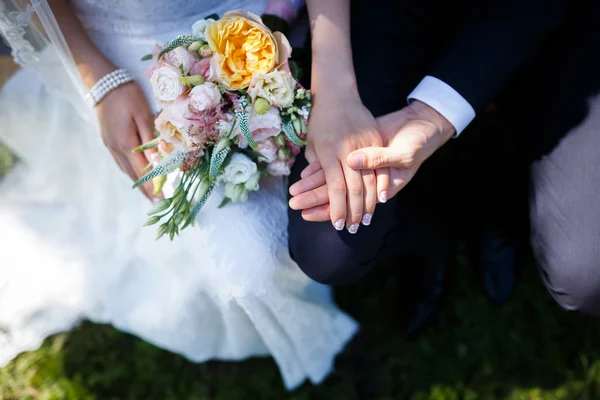 Noiva segurando buquê floral — Fotografia de Stock