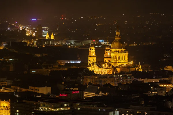 Budapest kyrkan på natten — Stockfoto