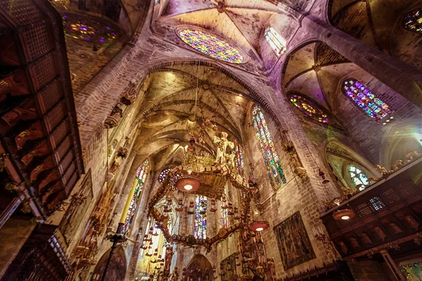 Innenraum der Kathedrale von Santa Maria von Palma (la seu) in Palma — Stockfoto