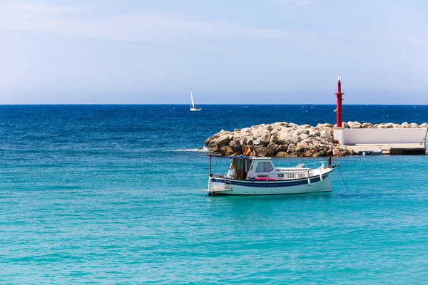 Boot in de baai van — Stockfoto