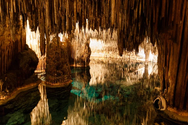 Grotten van Drach met weerspiegeling in water — Stockfoto