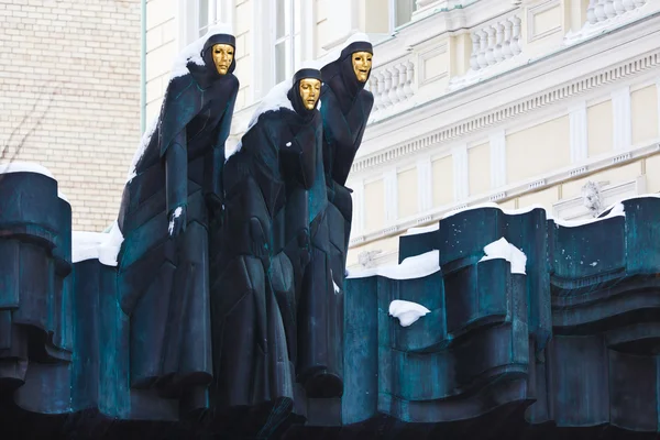 Tři Grácie na střeše dramatické divadlo v zimní době, Vilnius — Stock fotografie