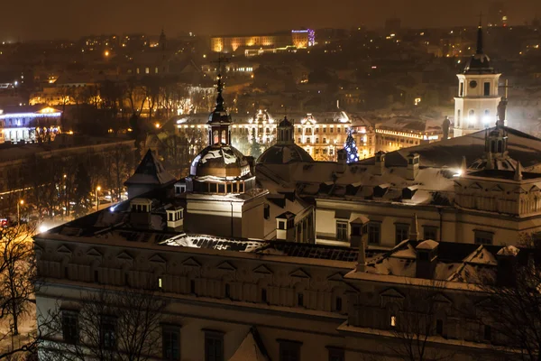 Zimní večer zasněžené Vilnius, Gediminas, Litva — Stock fotografie