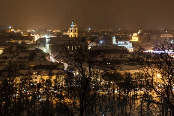 Vinter kväll snöiga Vilnius, Gediminas, Litauen — Stockfoto