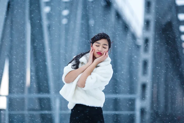 若い女性の冬のポートレート — ストック写真