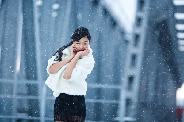 若い女性の冬のポートレート — ストック写真