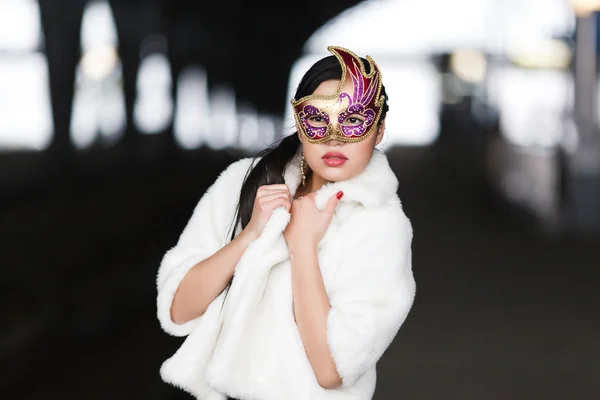 Porträt eines jungen Mädchens mit Maske — Stockfoto