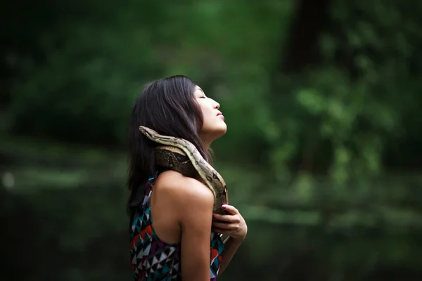 Kvinne med slange – stockfoto