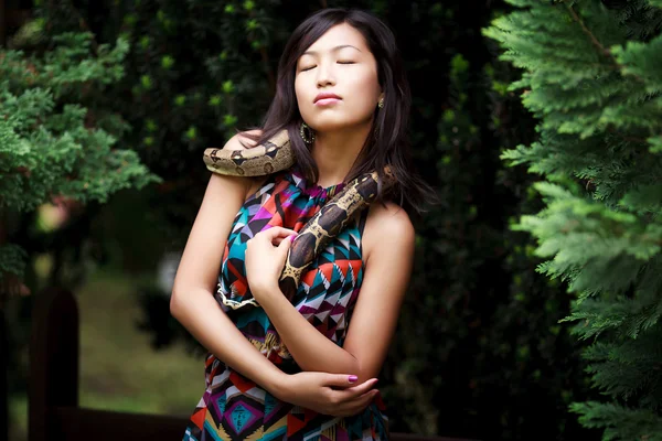 Mujer con serpiente —  Fotos de Stock