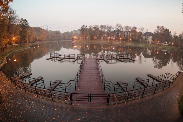 Озеро в парку, Калінінград — стокове фото