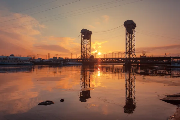 Dubbeldeks brug in zonsondergang, Kaliningrad — Stockfoto