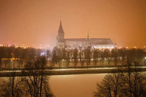 Catedral y el terraplén del río Pregolya en Kaliningrado —  Fotos de Stock