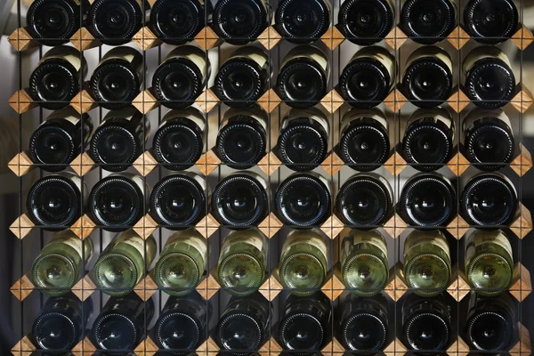 Şarap şişeleri ile raflar — Stok fotoğraf
