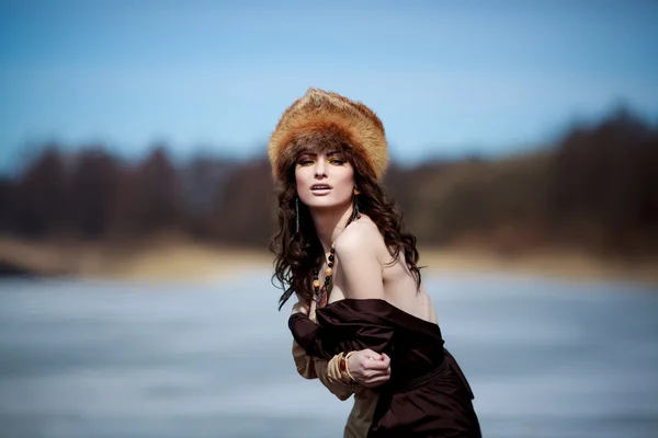 Retrato de una hermosa chica sonriente en un sombrero de piel —  Fotos de Stock