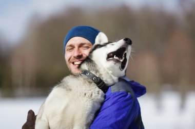 Bir husky ile mutlu adam