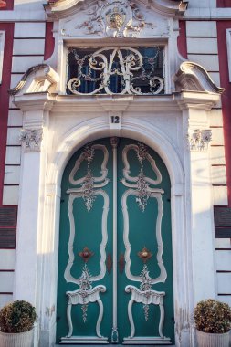 Süslü eski ahşap kapı.