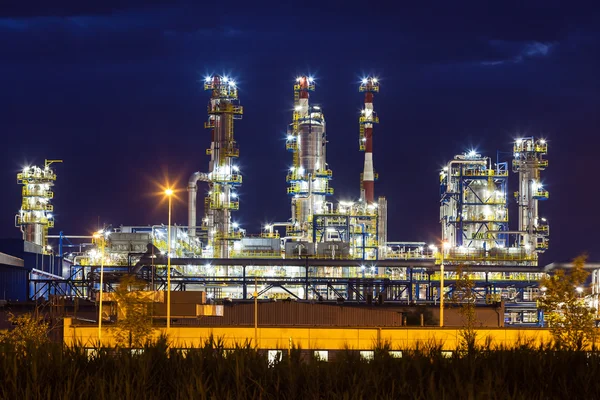 Planta de refinería petroquímica brilla — Foto de Stock