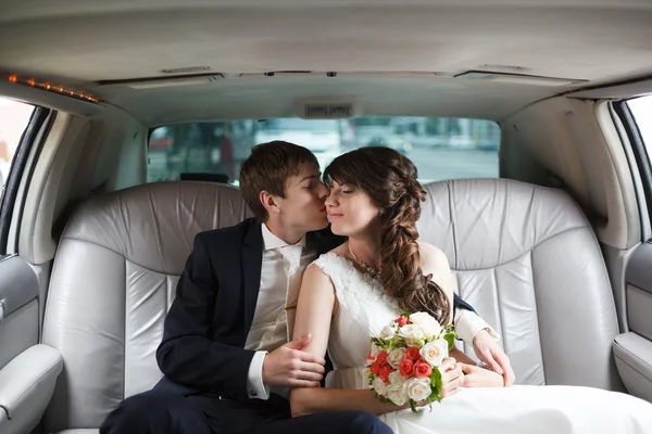 Bruden och brudgummen i en bil — Stockfoto