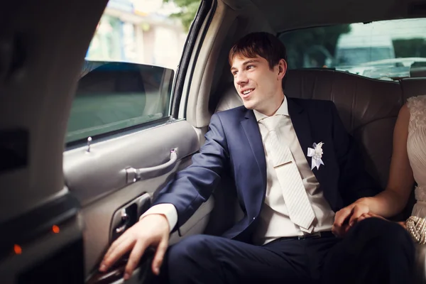 Groom looking in the window — Stock Photo, Image