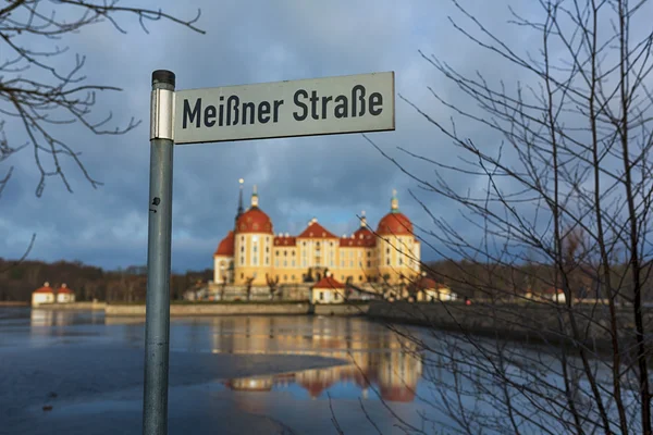 İşaretçi Moritzburg Kalesi zemin karşı — Stok fotoğraf