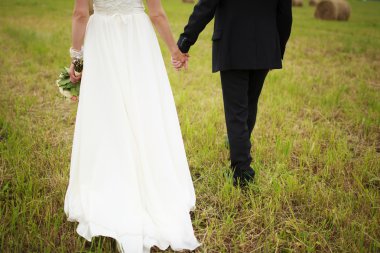 Gelin ve damat saman yakınındaki