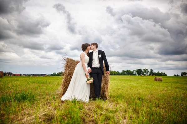 Novia y novio cerca del heno —  Fotos de Stock