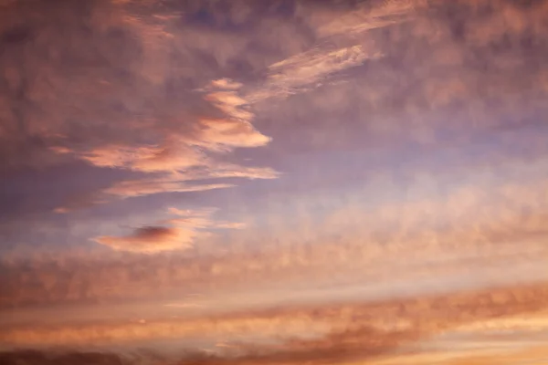 Colores púrpura y rosa en el cielo del atardecer — Foto de Stock