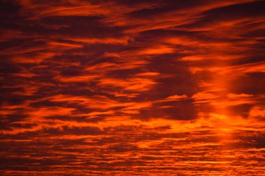 Kızıl gökyüzü üzerinde kara bulutlar