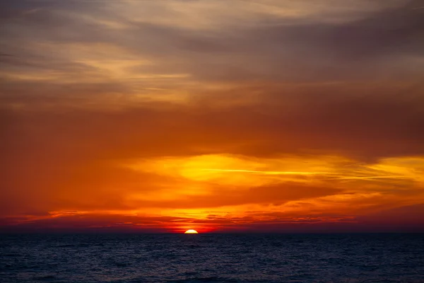 Ηλιοβασίλεμα και τη θάλασσα — Φωτογραφία Αρχείου