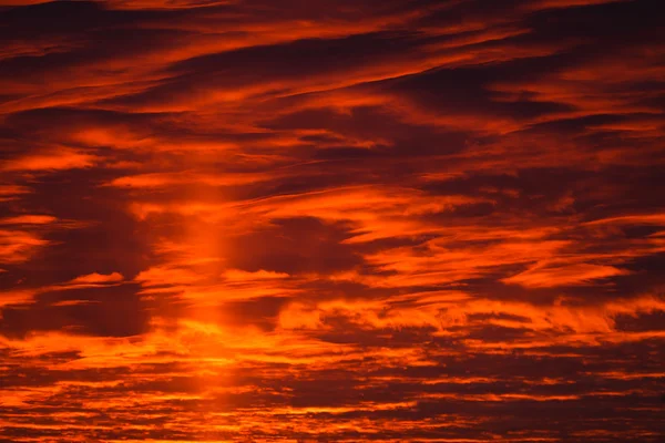 Mörka moln på röd himmel — Stockfoto